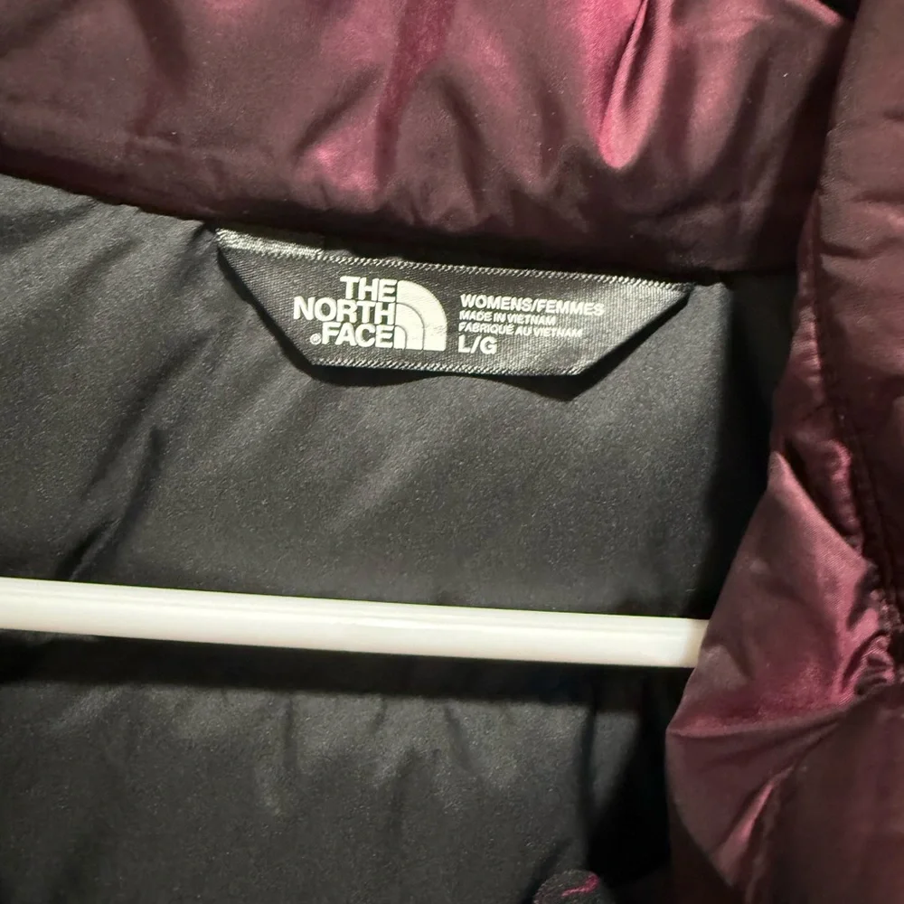 The North Face Women's burgundy/plum Puffer Jacket, Lg - Picture 2 of 10